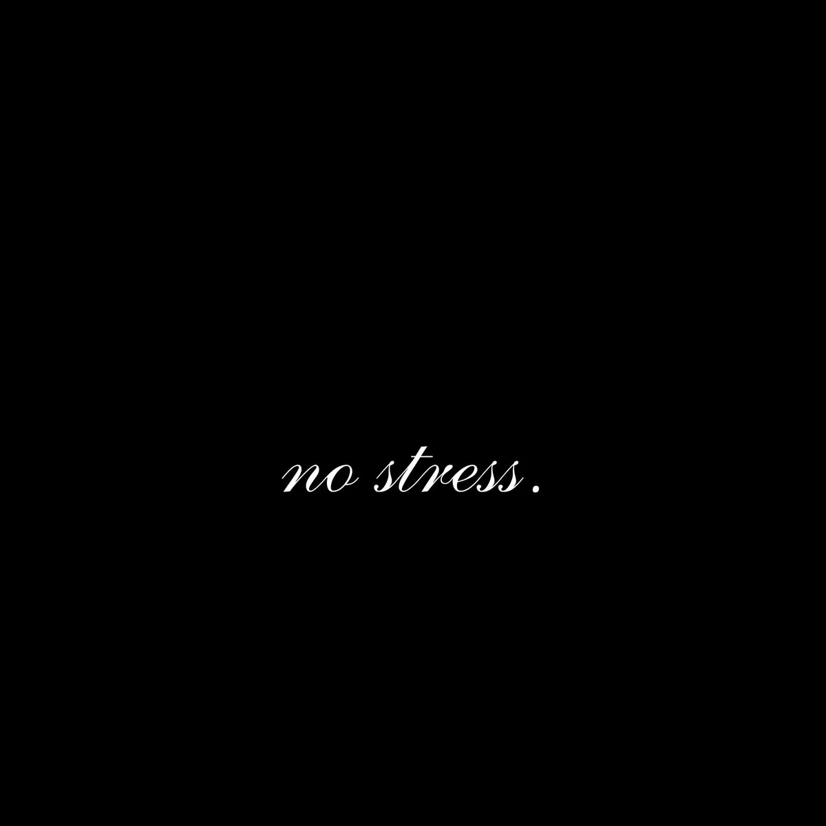 « no stress. » écrit en lettres blanches manuscrites sur fond noir